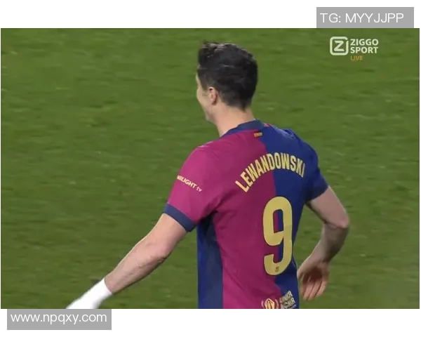 莱万在巴萨门前展现精准把握力助球队争冠之路